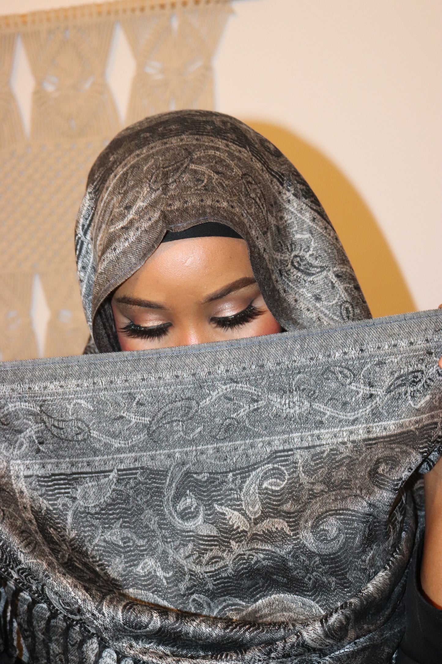 BLACK AND GREY PASHMINA